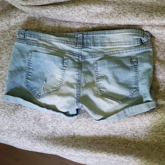 Denim shorts - Picture 2 of 5